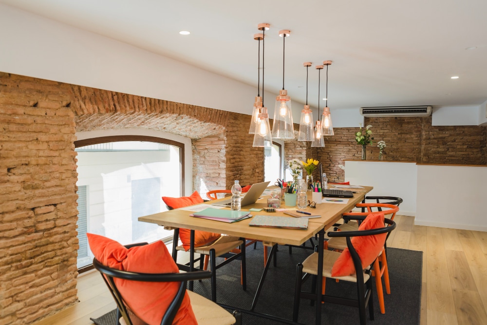 Salon entièrement rénové avec une peinture moderne sur les murs, offrant un espace lumineux et élégant.