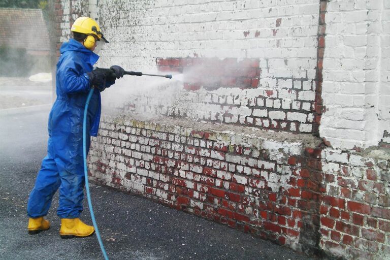 Nettoyage haute pression d'une façade pour éliminer les salissures et redonner un aspect propre et soigné
