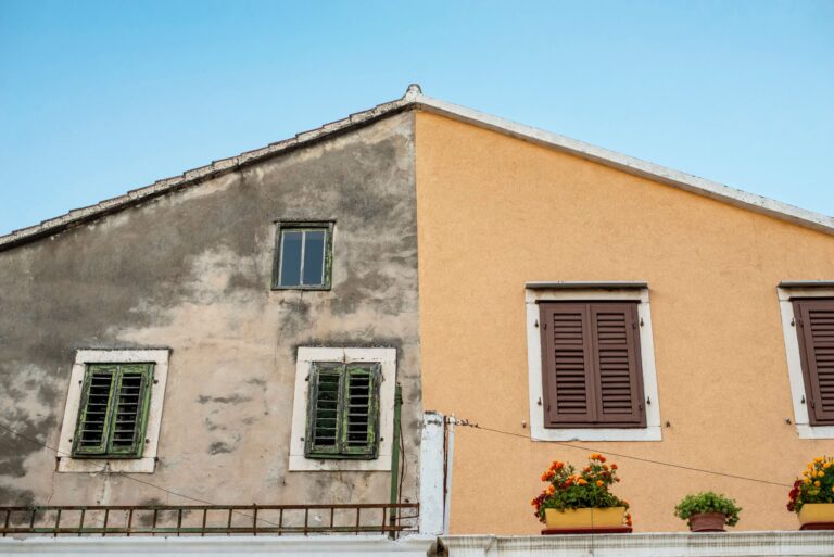 Ravalement de façade réalisé avec une peinture professionnelle, redonnant éclat et protection à l'extérieur de la maison