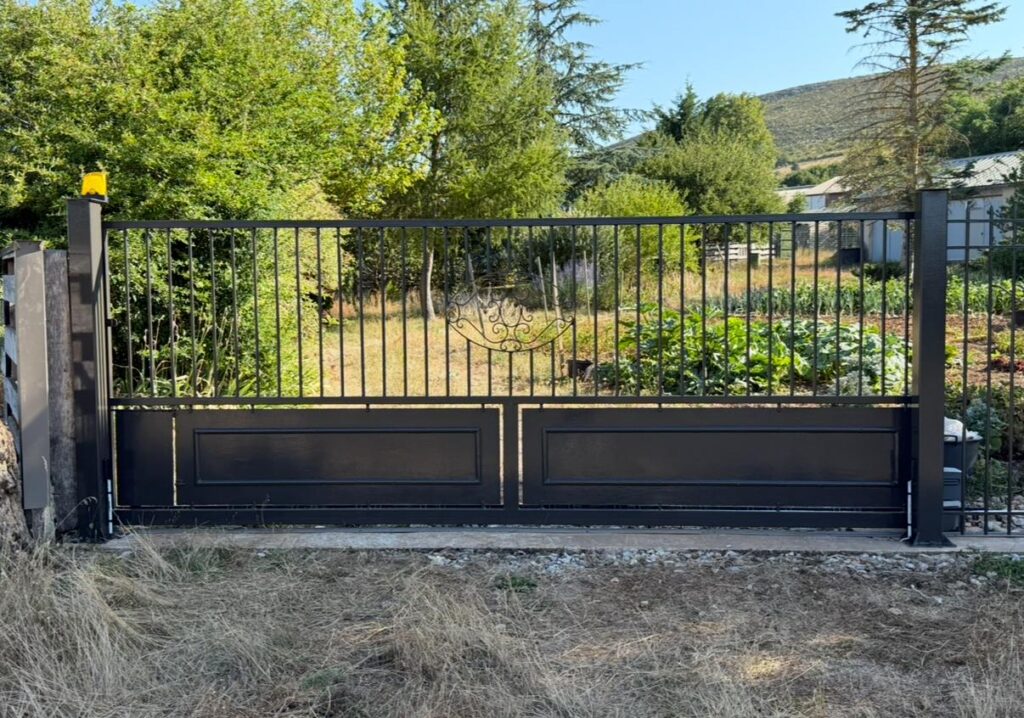 Peinture noire d'un portail